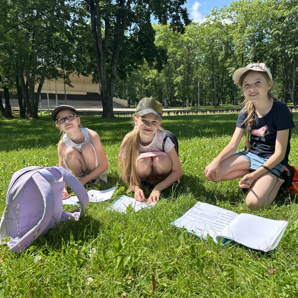 Nometnes dalībnieki piedalās angļu valodas nodarbībā Ludzas pilsētas parkā