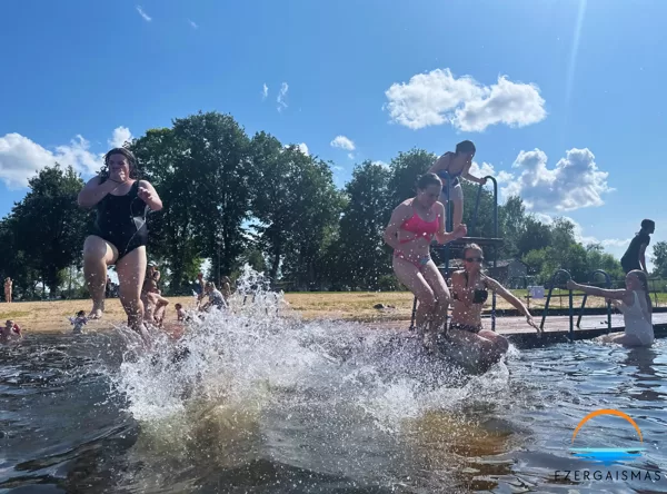 Nometnes dalībnieki Ludzas pludmalē