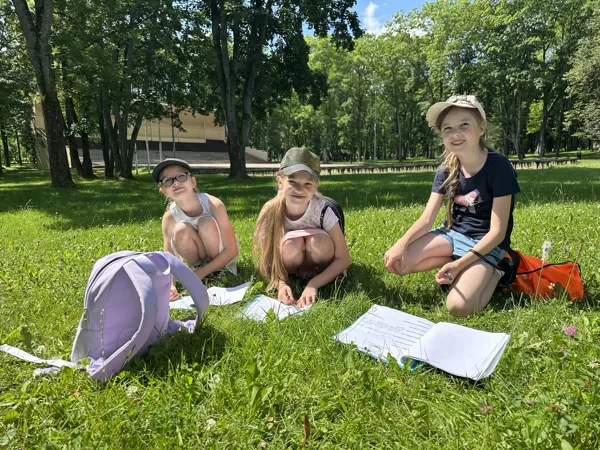 Nometnes dalībnieki piedalās angļu valodas nodarbībā Ludzas pilsētas parkā